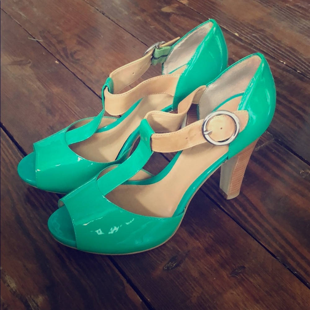 Never worn Emerald green Gianni Bini heels